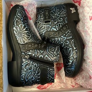 Alegria boots